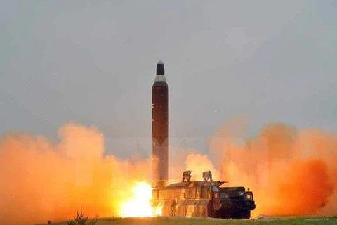 Triều Tiên thực hiện vụ thử tên lửa đạn đạo chiến lược đất đối đất tầm trung Hwasong-10. (Nguồn: Yonhap/TTXVN)