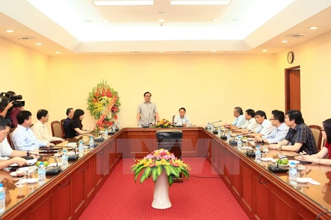Ông Hoàng Trung Hải, Ủy viên Bộ Chính trị, Bí thư Thành ủy thành phố Hà Nội đến tặng hoa chúc mừng cán bộ, phóng viên, biên tập viên của T​TXVN vào ngày 15/6. (Ảnh: Quốc Khánh/TTXVN)