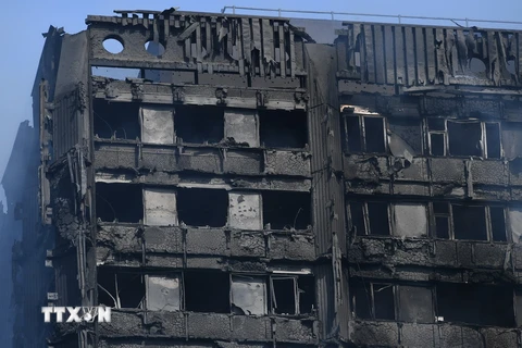 Tòa nhà Grenfell Tower bị phá hủy sau vụ hỏa hoạn ngày 14/6. (Nguồn: EPA/TTXVN)