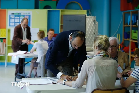 Thủ tướng Pháp Edouard Philippe bỏ phiếu tại một địa điểm bầu cử ở Le Havre, miền Bắc nước Pháp ngày 11/6. (Nguồn: AFP/TTXVN)