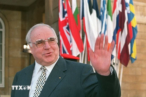 Ông Helmut Kohl tới dự hội nghị Liên minh châu Âu ở Lancaster House, London, Anh, ngày 12/3/1998. (Nguồn: AFP/TTXVN)