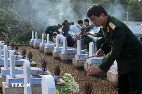 hắp hương viếng mộ các Anh hùng, Liệt sỹ tại Nghĩa trang Đường 9. (Ảnh: Trọng Đức/TTXVN)