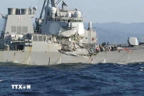 Tàu khu trục USS Fitzgerald của Mỹ bị hư hại sau vụ va chạm với tàu vận tải ACX Crystal ở ngoài khơi Yokosuka, Nhật Bản ngày 17/6. (Nguồn: EPA/TTXVN)