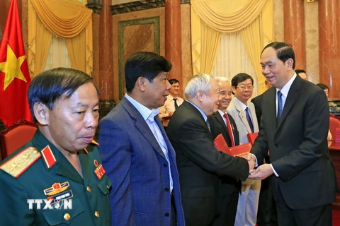 Chủ tịch nước Trần Đại Quang gặp thân mật các đại biểu. (Ảnh: Nhan Sáng/TTXVN)