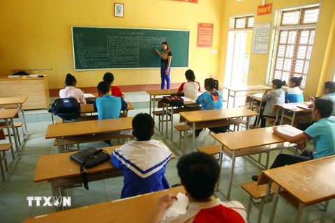 Giáo viên Trường Trung học Phổ thông Co Mạ, huyện Thuận Châu, Sơn La hướng dẫn học sinh luyện đề thi minh họa. (Ảnh: Hữu Quyết/TTXVN)