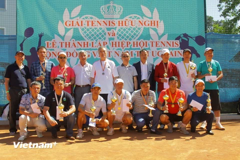Những tay vợt xuất sắc được nhận giải thưởng. (Ảnh: Dương Trí/Vietnam+)