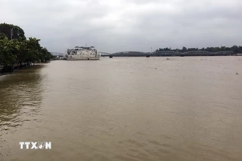 Sông Hương trong một đợt nước dâng cao. (Ảnh: Quốc Việt/TTXVN)