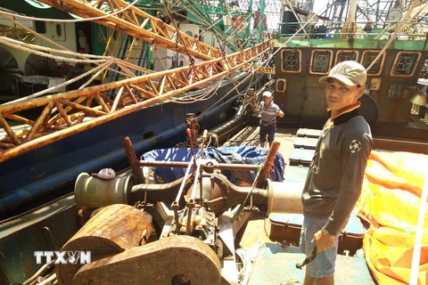 Tàu vỏ thép BĐ 99179 TS của ông Mai Văn Chương ở Bình Định bị hư hỏng nặng, phải neo đậu tại cảng Đề Gi cả tháng nay. (Ảnh: Nguyên Linh/TTXVN)