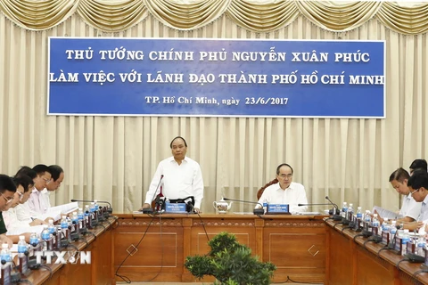Thủ tướng Nguyễn Xuân Phúc làm việc với lãnh đạo Thành phố Hồ Chí Minh về kinh tế-xã hội và một số vấn đề tăng trưởng của thành phố. (Ảnh: Thống Nhất/TTXVN)