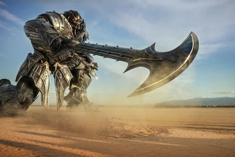 Cảnh trong phim bom tấn “Transformers: The Last Knight.” (Nguồn: AP)