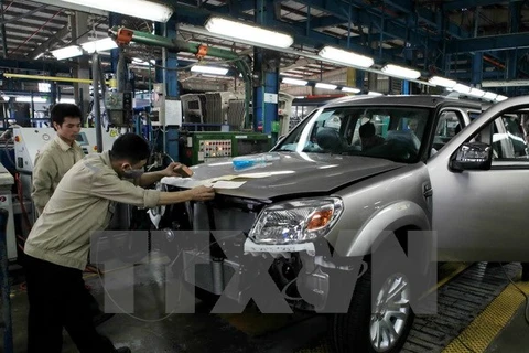 Lắp ráp xe ôtô du lịch tại nhà máy Ford Việt Nam (Hải Dương). (Ảnh: Trần Việt/TTXVN)