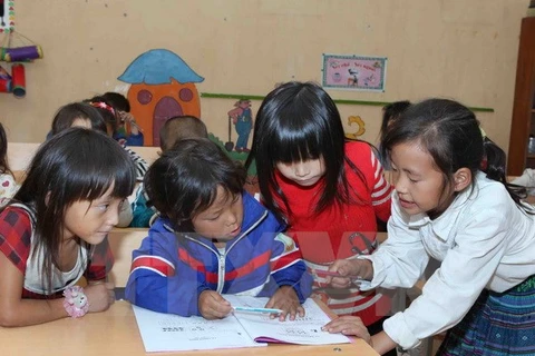 Các em học sinh lớp 4 Trường Tiểu học Lao Chải, Sa Pa, Lào Cai trong lớp học. (Ảnh minh họa: Quý Trung/TTXVN)