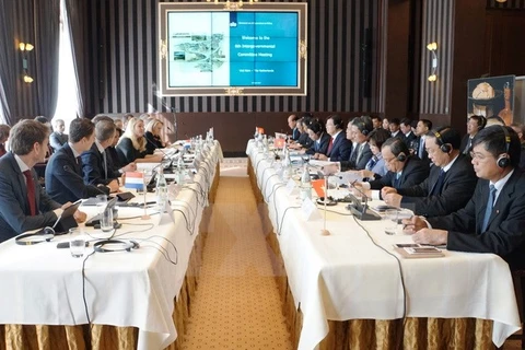 Một phiên họp của Ủy ban Liên chính phủ Việt Nam-Hà Lan về thích ứng với biến đổi khí hậu và quản lý nước. (Nguồn: TTXVN)