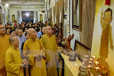 Các chư tôn giáo phẩm cùng đông đảo phật tử tham quan một triển lãm văn hóa nghệ thuật Phật giáo. (Ảnh minh họa: Thế Anh/TTXVN)