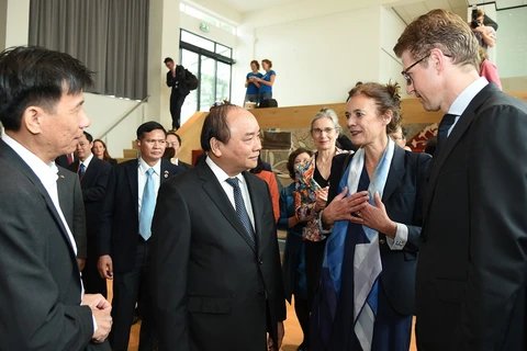 Thủ tướng trao đổi với lãnh đạo Đại học Wageningen. (Nguồn: Cổng Thông tin điện tử Chính phủ) 