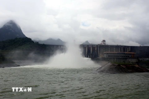 Thủy điện Tuyên Quang thực hiện việc xả nước. (Ảnh: Quang Đán/TTXVN)