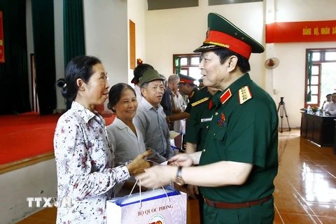 Đại tướng Ngô Xuân Lịch, Ủy viên Bộ Chính trị, Phó Bí thư Quân ủy Trung ương, Bộ trưởng Bộ Quốc phòng thăm hỏi tặng quà các đối tượng chính sách. (Ảnh: An Đăng/TTXVN)