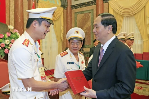 Chủ tịch nước Trần Đại Quang tặng quà cho các Anh hùng lực lượng vũ trang nhân dân tại buổi gặp mặt. (Ảnh: Nhan Sáng/TTXVN)