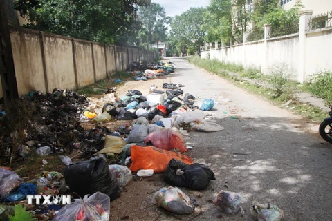 Hàng tấn rác thải "bủa vây" thị trấn Hương Khê.