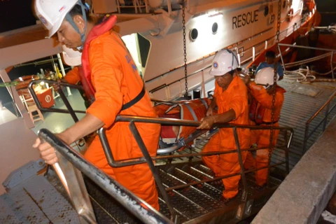 Chuyển bệnh nhân từ tàu SAR 274 lên bờ an toàn để đưa vào viện tiếp tục điều trị. (Ảnh: Trung tâm phối hợp tìm kiếm cứu nạn hàng hải khu vực 2 tại Đà Nẵng/TTXVN)