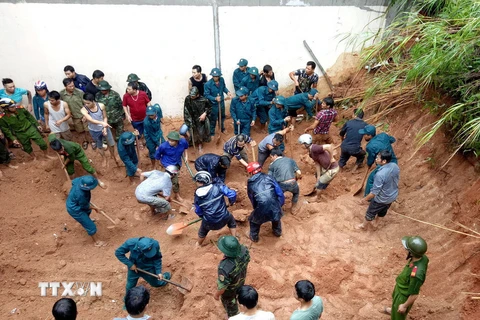 Lực lượng chức năng khẩn trương khắc phục thiên tai tại thị trấn Vinh Quang, huyện Hoàng Su Phì, tỉnh Hà Giang. (Nguồn: TTXVN)