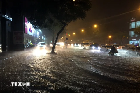 Một tuyến đường ở Hà Nội bị ngập vì mưa lớn. (Nguồn: TTXVN)