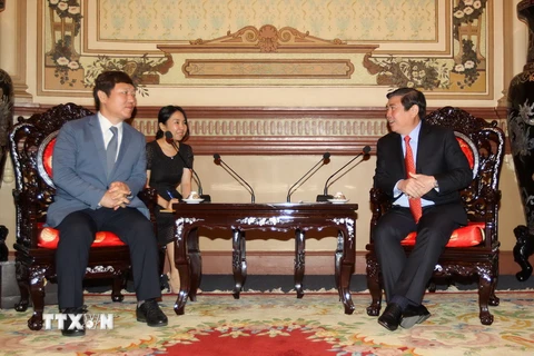 Chủ tịch UBND Thành phố Hồ Chí Minh Nguyễn Thành Phong tiếp ông Choi Jae-sung, cựu Nghị sỹ Hàn Quốc, Chủ tịch Quỹ Hữu nghị Hàn Quốc-châu Á. (Ảnh: Thanh Vũ/TTXVN)