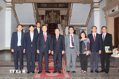 Chủ tịch Ủy ban Nhân dân Thành phố Hồ Chí Minh tiếp Thống đốc tỉnh Kanagawa, Nhật Bản. (Ảnh: Thanh Vũ/TTXVN)