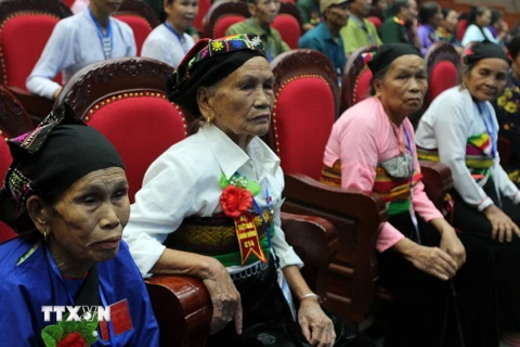 Các bà Mẹ Việt Nam Anh hùng và các đại biểu tham dự buổi Lễ tri ân. (Ảnh: Diệp Anh/TTXVN)