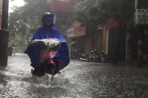 Một tuyến phố ở Hà Nội bị ngập sâu trong ngày 17/7. (Nguồn: Vietnam+)