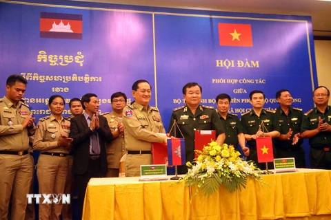 Ký thỏa thuận tăng cường phối hợp các công tác trên biên giới giữa Việt Nam và Campuchia. (Nguồn: TTXVN)