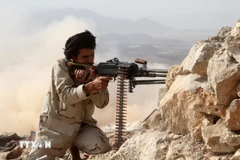 Binh sỹ Yemen trong chiến dịch chống phiến quân Houthi tại khu vực núi Hilan, phía tây thành phố Marib ngày 27/6. (Nguồn: AFP/TTXVN)