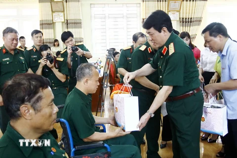Thượng tướng Lương Cường, Chủ nhiệm Tổng cục Chính trị QĐND Việt Nam thăm hỏi và tặng quà cho thương, bệnh binh tại Trung tâm. (Ảnh: An Đăng/TTXVN)