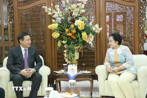 Phó Thủ tướng Vương Đình Huệ đến chào Chủ tịch Đảng cầm quyền Dân chủ Indonesia Đấu tranh Megawati Soekarnoputri. (Ảnh: Đỗ Quyên/TTXVN)
