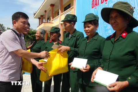 Đại diện Công đoàn TTXVN trao quà cho các gia đình chính sách và Đại đội nữ pháo binh Ngư Thủy. (Ảnh: Đức Thọ/TTXVN)