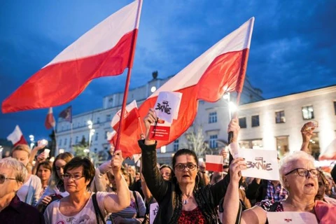Biểu tình phản đối dự luật cải cách Tòa án Tối cao ở Ba Lan. (Nguồn: Reuters)