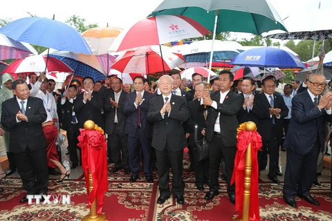 Tổng Bí thư Nguyễn Phú Trọng và Chủ tịch Thượng viện Campuchia Samdech Say Chhum cùng các đại biểu cắt băng khánh thành Tượng đài Hữu nghị Việt Nam-Campuchia. (Ảnh: Trí Dũng/TTXVN)