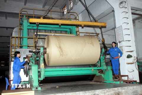 Quy trình sản xuất giấy tại Công ty cổ phần Giấy Việt Trì. (Ảnh: Anh Tuấn/TTXVN)