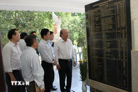 Ông Võ Văn Phuông, Phó Trưởng Ban Thường trực Ban Tuyên giáo Trung ương thăm bia ghi danh các anh hùng liệt sĩ Ban tuyên huấn Trung ương Cục. (Ảnh: Lê Đức Hoảnh/TTXVN)