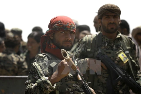 Các thành viên SDF, lực lượng do Mỹ hậu thuẫn, tuần tra tại Hazima, ngoại ô phía bắc Raqqa ngày 6/6. (Nguồn: AFP/TTXVN)
