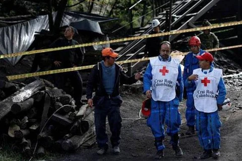 Nhân viên cứu hộ tại hiện trường vụ sập mỏ vàng. (Nguồn: Thenews.com.pk)