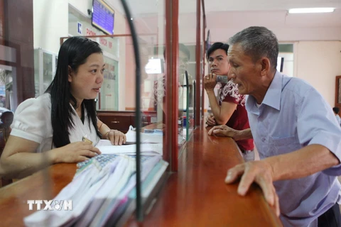 Hành khách mua vé xe tại bến xe Niệm Nghĩa, Hải Phòng. (Ảnh: Lâm Khánh/TTXVN)