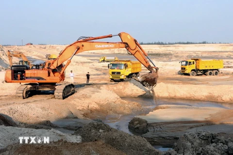 Thi công bóc đất cát mỏ sắt Thạch Khê. (Ảnh: Hà Thái/TTXVN)