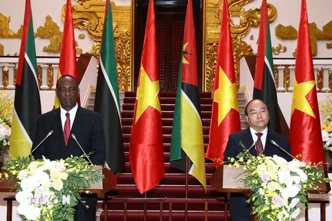 Thủ tướng Nguyễn Xuân Phúc và Thủ tướng nước Cộng hòa Mozambique Carlos Agostinho do Rosario gặp gỡ báo chí sau hội đàm. (Ảnh: Thống Nhất/TTXVN)