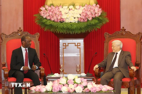  Tổng Bí thư Nguyễn Phú Trọng tiếp Thủ tướng nước Cộng hòa Mozambique Carlos Agostinho do Rosario sang thăm chính thức Việt Nam. (Ảnh: Trí Dũng/TTXVN)