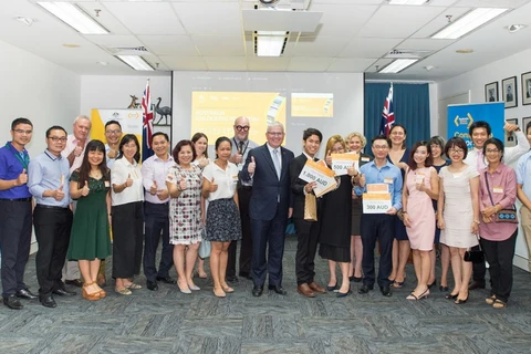 Các cựu sinh và sinh viên Việt Nam đang học tại Australia cùng đại diện ban tổ chức tại buổi lễ. (Nguồn: Đại sứ quán Việt Nam tại Hà Nội)
