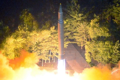 Tên lửa ICBM Hwasong-14 của Triều Tiên được phóng tại một địa điểm bí mật ngày 28/7. (Nguồn: EPA/ TTXVN) 