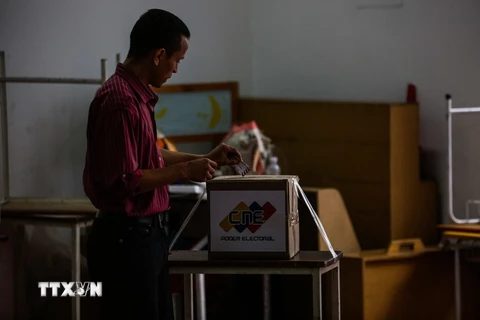 Cử tri Venezuela bỏ phiếu tại điểm bầu cử ở Caracas ngày 30/7. (Nguồn: AFP/TTXVN)