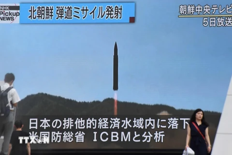 Truyền hình Nhật Bản đưa tin về vụ phóng thử tên lửa đạn đạo liên lục địa lần thứ hai của Triều Tiên tại Tokyo ngày 29/7. (Nguồn: AFP/TTXVN)