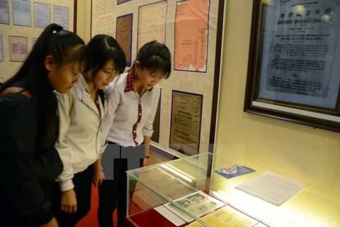 Khách tham quan một triển lãm tư liệu về Trường Sa, Hoàng Sa. (Ảnh minh họa. Nguồn: TTXVN)